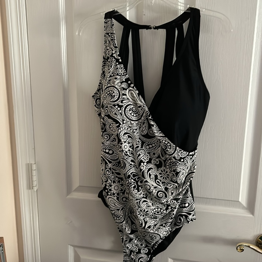 Sea & Sand women’s size 18W Black and white swimsuit.